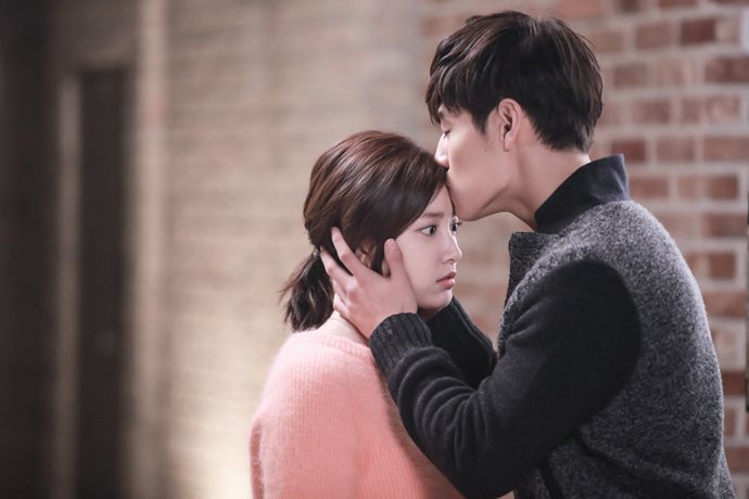 “Heirs”: Im Joo Eun Surprised By Kang Ha Neul’s Forehead Kiss | Couch